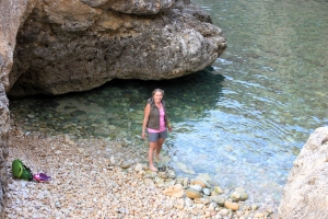 Un escalier de 99 marches taillé dans la pierre permet d'atteindre la petite plage de galets