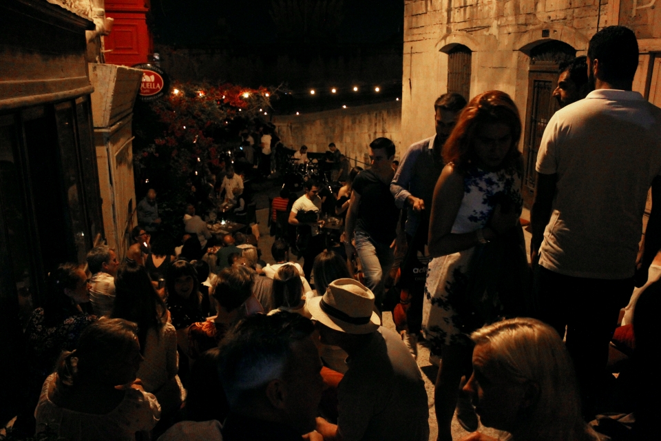 Soirée concert dans une ruelle, au pied de notre hôtel