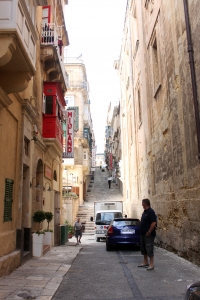 Hôtel côté ville donnant sur une ruelle étroite menant à la cité