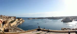 Baie de La Valette vue des remparts de la cité