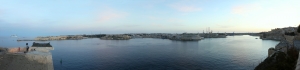 Le Grand Port  et ses bastions à la nuit tombante