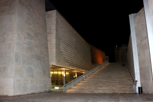 Allée à droite de l'entrée, batiment du nouveau parlement sur la gauche