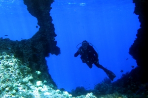Plongeur devant la double arche
