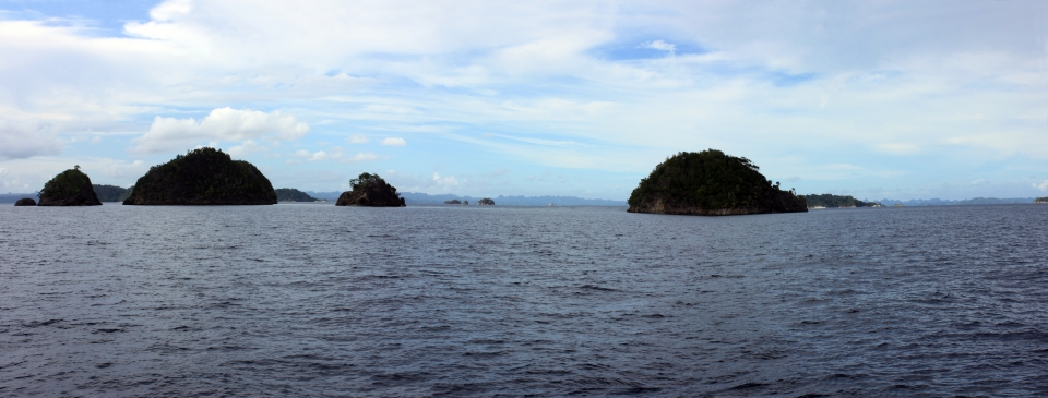 Jeudi, Panorama de Pele sur des îles à Misool