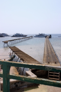 Passerelle reliant le récif au bateaux.