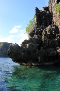 Les eaux turquoises des îles de Farondi laissant transparaître des jardins coralliens à fleur d’eau
