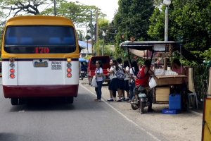 Transport scolaire, un simple tricycle fait souvent l'affaire