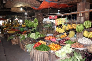 Le marché local couvert, ici les fruits et légumes...