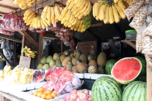 De l’autre coté de la rue, le marché de toute l’alimentation fruits, légumes...