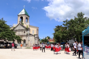 Sortie d'école devant l'église de San Juan Nepomucino