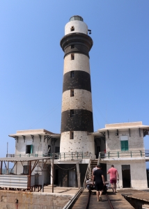 + Le phare de Daedalus, tour de pierre conique avec des bandes noires et blanches