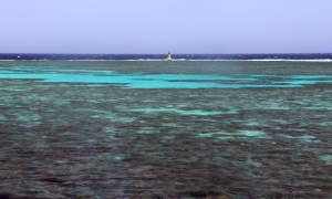 Récif de Panorama Reef surmonté d'une balise