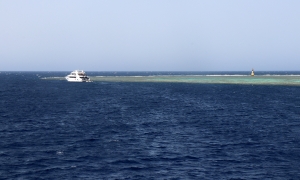 Panorama Reef, récif bordé d'un plateau sous-marin au sud et au nord