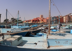 Vieux bateaux de pêche amarrés dans le petit port