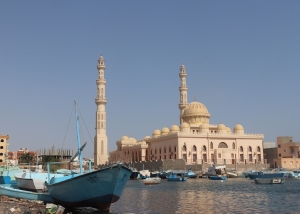Le port de pêche au pied de la Mosquée El Mina Masjid