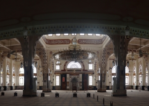 Mosquée El Mina Masjid, salle de prière très lumineuse