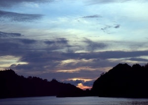 Coucher de soleil sur les îles de WayilBatan