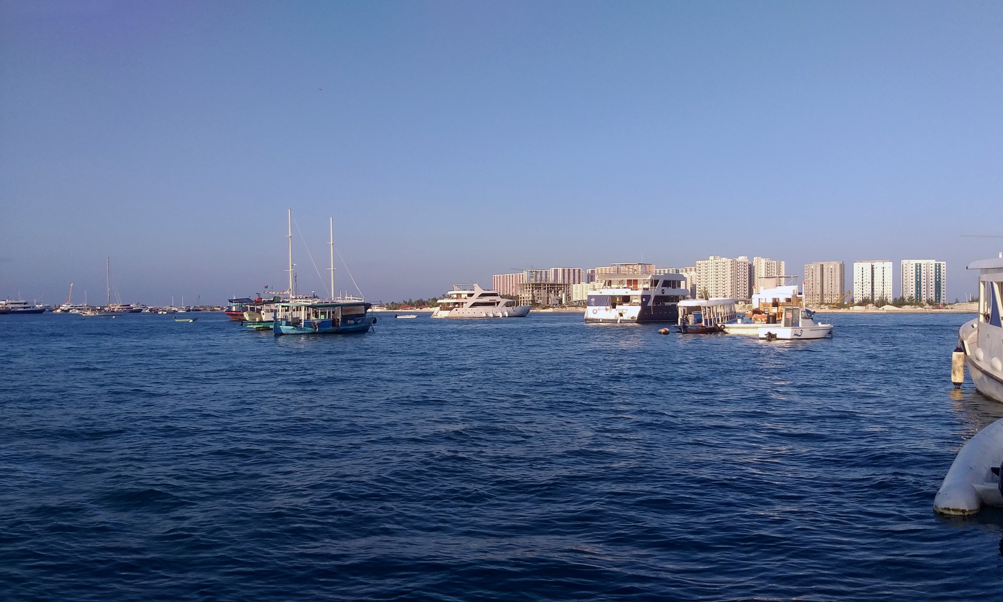 Port accueillant notre bateau de plongée, l'Equator