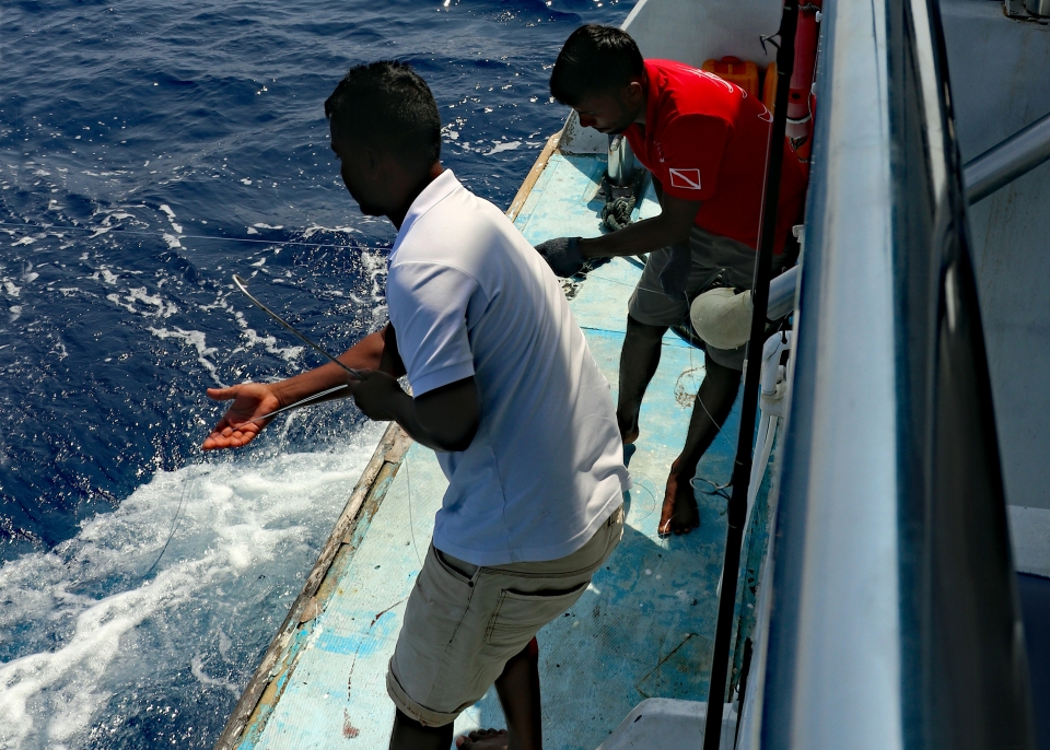 Hommes d'équipage à la pêche