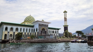 Mosquée Al-Munawwar de Ternate vue de la mer