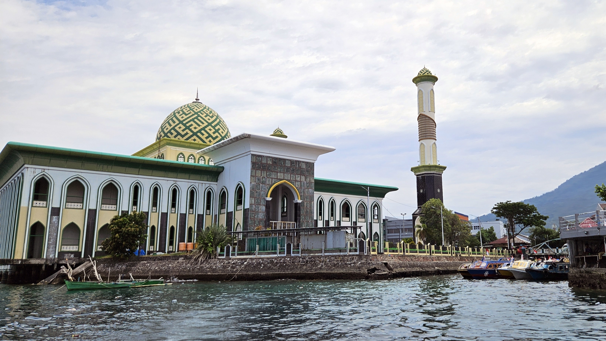 Mosquée Al-Munawwar de Ternate vue de la mer