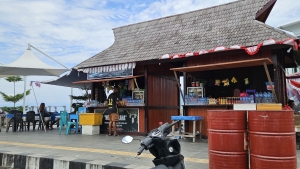 Kiosque à rafraichissement sur le port