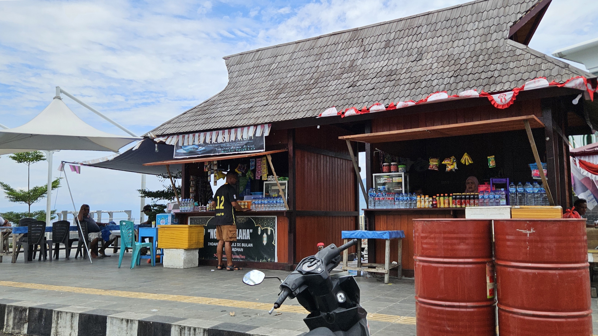 Kiosque à rafraichissement sur le port