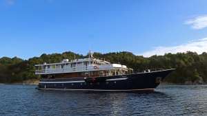 L'Ambaï amaré devant Pulau Laigoma