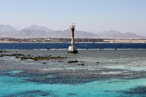 Phare rouge et blanc à l’angle sud-ouest du récif de "Gordon"