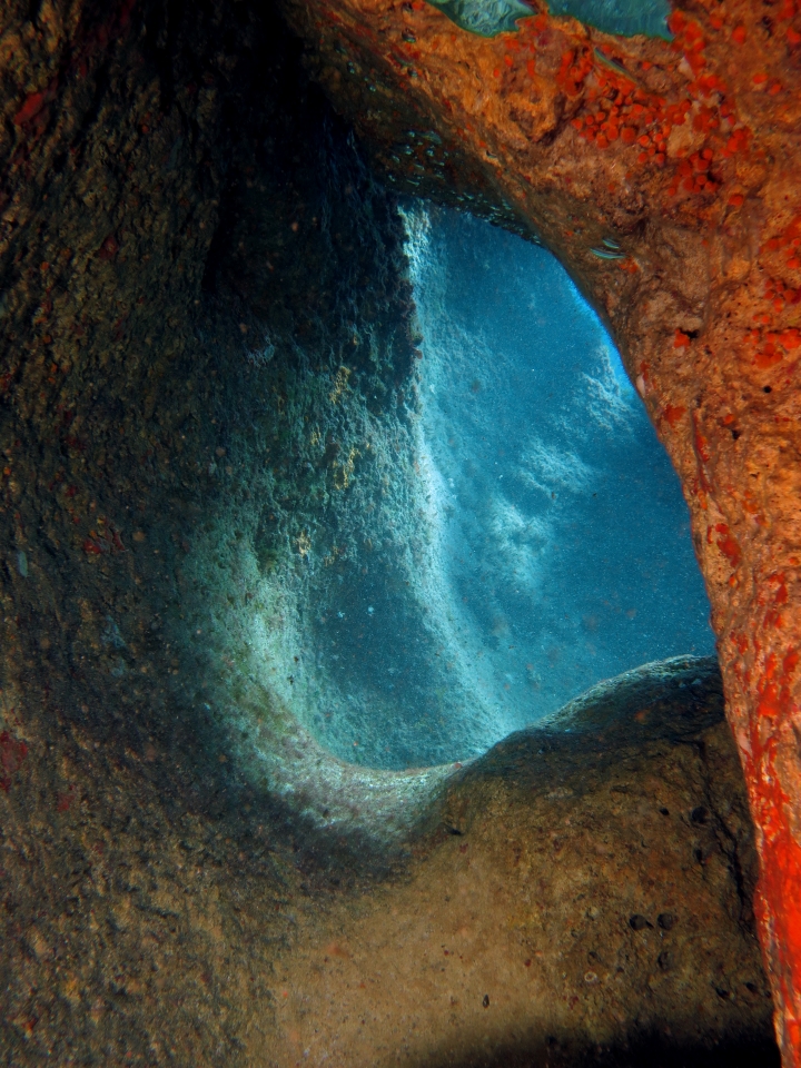 Jeu de lumière entre tunnels et rochers