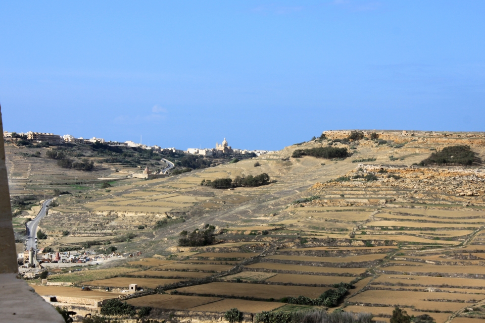 Panorama de la citadelle de Victoria : Ix-Xewkija et son église