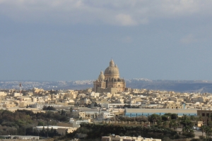 Vue sur la ville de Victoria et la Basilique Saint-Georges des remparts de la citadelle