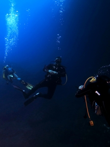 Plongeurs à la sortie de la grotte