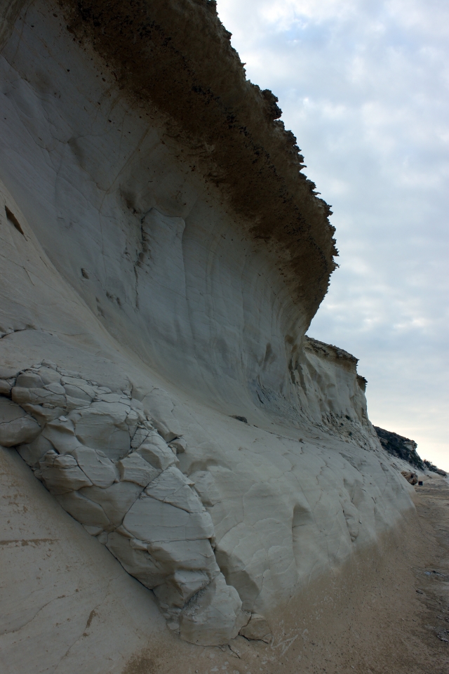 Roches naturelles surplombant la route