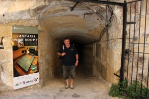 Tunnel menant à la visite des Salles de guerre Lascaris