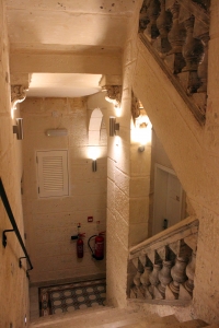 Bel escalier en pierres calcaires dorées amenant aux chambres