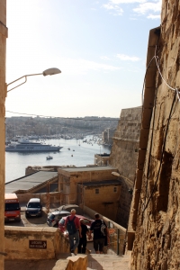 Descente le long des remparts de la cité-forteresse avec vue sur le Grand Port