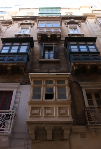 Balcons de facades de maisons maltaises