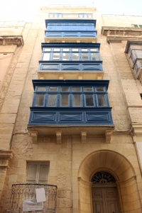 Balcons de facades de maisons maltaises bleus