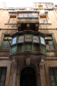 Balcons de facades de maisons maltaises verts