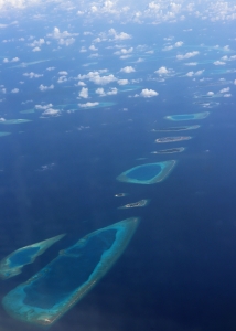 Vue aérienne sur un atoll des Maldives