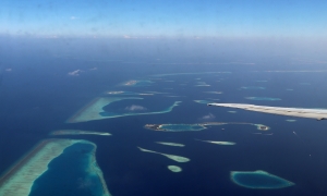 Océan à gauche et lagon de l'atoll à droite