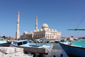 Mosquée dressée devant le vieux port