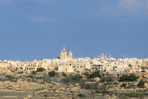 Panorama de la citadelle de Victoria : Ix-Xagħra, sa Basilique et son moulin