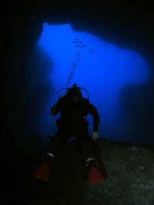 Plongeur sortant de la grotte